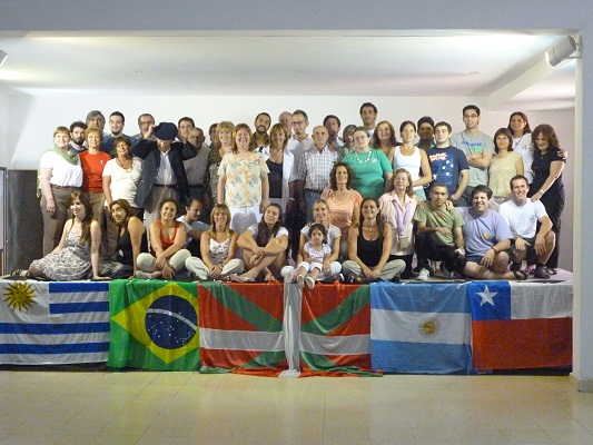 Alumnos y profesores de este barnetegi (internado) de verano del programa 'Euskara Munduan' de formación de profesores de euskera en América Latina. Junto a ellos, autoridades de FEVA y del CV Gure Etxea de Tandil (foto EuskalKultura.com)